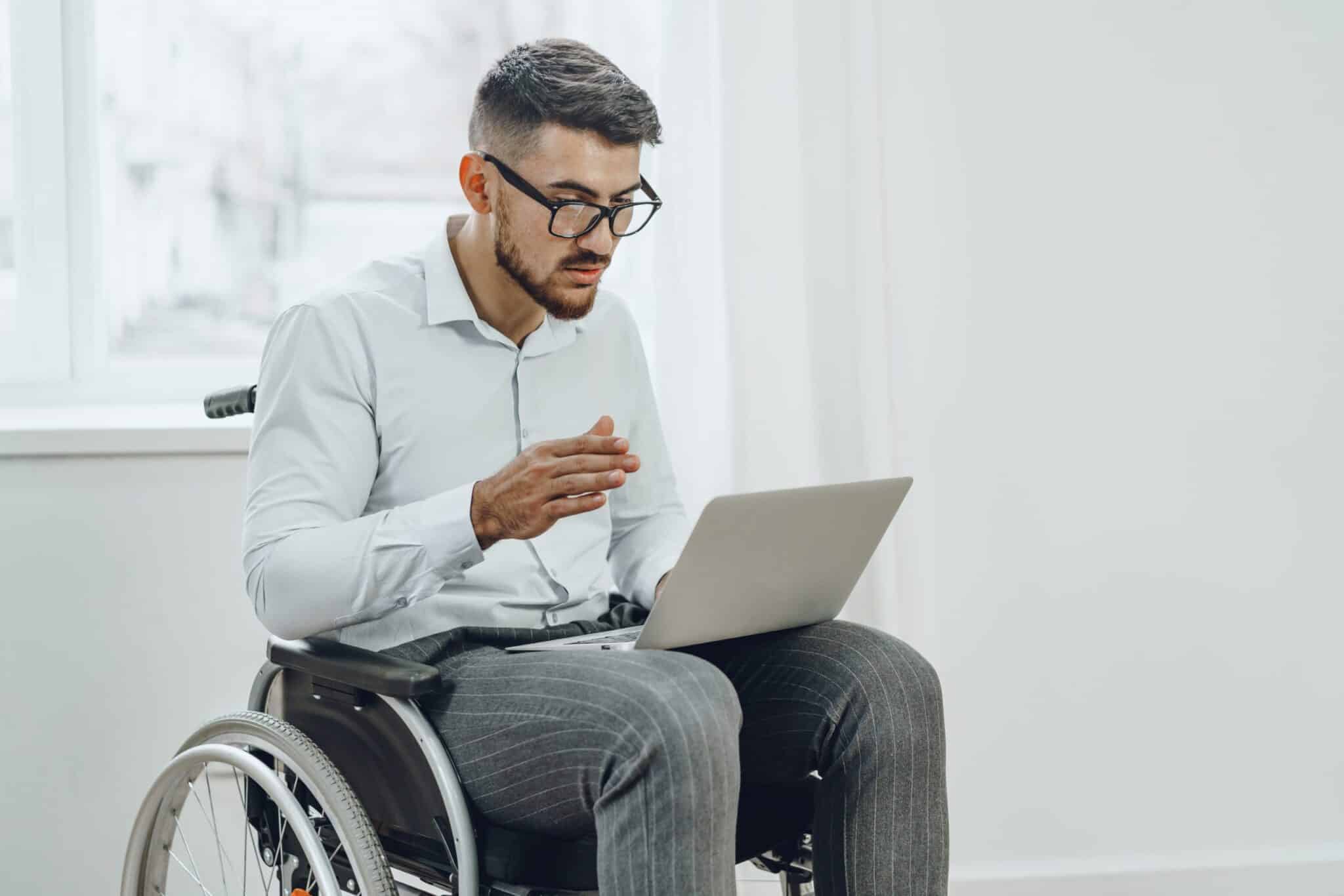 Apprenant en situation de handicap accompagné par un formateur iGlobalForm